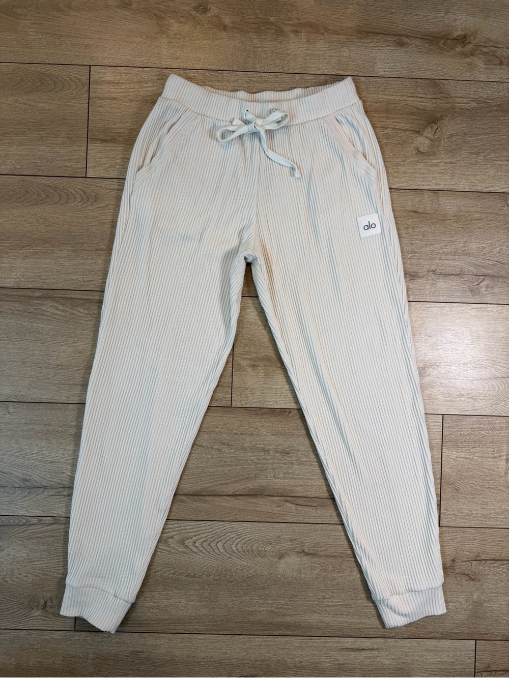 ALO Yoga Muse Ribbed Joggers in Cream